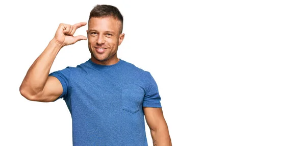 Hombre Musculoso Guapo Que Usa Ropa Casual Sonriente Gesto Seguro — Foto de Stock