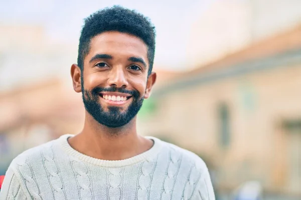 Genç Afrikalı Amerikalı Adam Gülümseyerek Şehirde Mutlu Mesut Duruyor — Stok fotoğraf