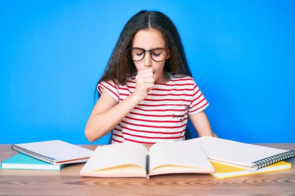 Niña Hispana Linda Estudiando Para Examen Escolar Sentada Mesa Sintiéndose — Foto de Stock