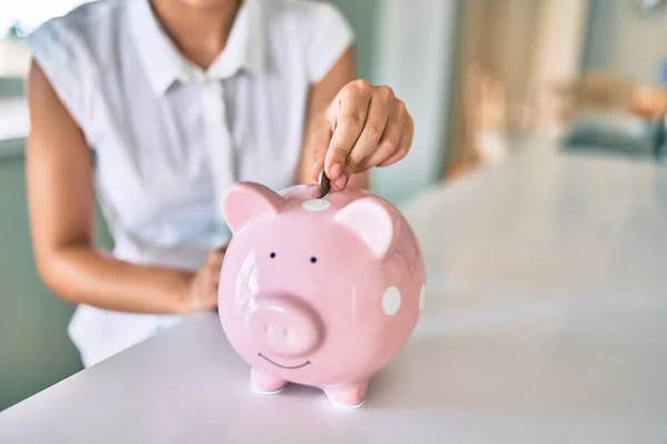 Joven Morena Sonriendo Feliz Poniendo Ahorros Dinero Dentro Alcancía —  Fotos de Stock