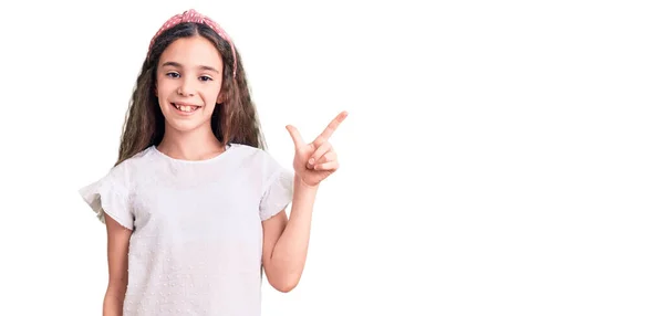 Linda Niña Hispana Vistiendo Una Camiseta Blanca Casual Con Una —  Fotos de Stock