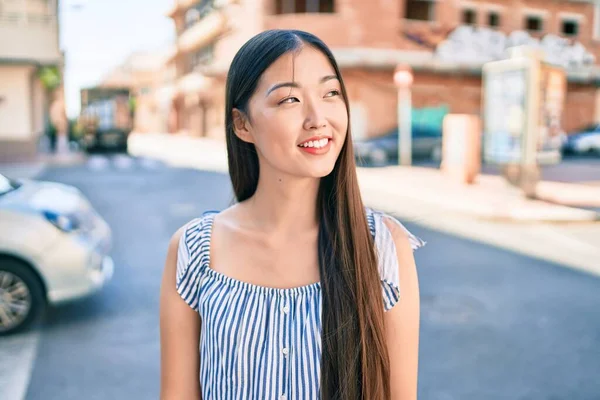 Ung Kinesisk Kvinna Ler Glad Promenader Gatan Staden — Stockfoto