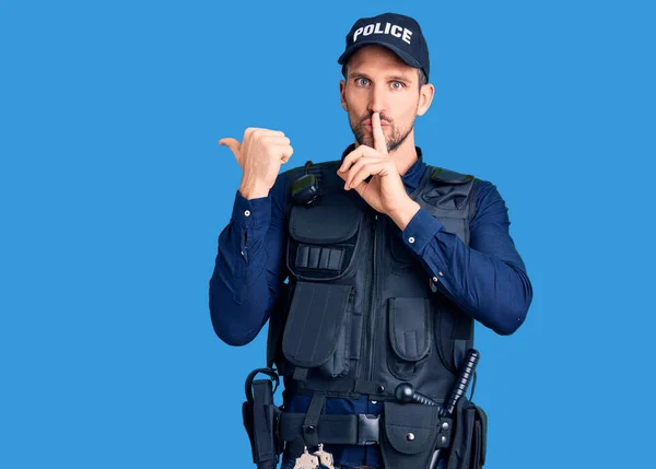 Joven Hombre Guapo Con Uniforme Policía Pidiendo Que Callen Con — Foto de Stock