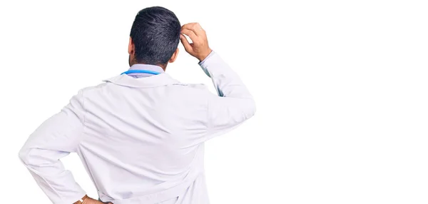 Jonge Spaanse Man Doktersuniform Stethoscoop Achterstevoren Denkend Aan Twijfel Met — Stockfoto