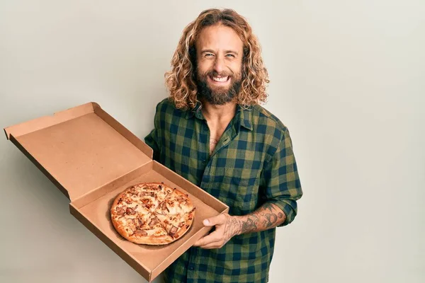Jóképű Szakállas Hosszú Hajú Férfi Olasz Pizzát Tart Mosolyog Hangosan — Stock Fotó