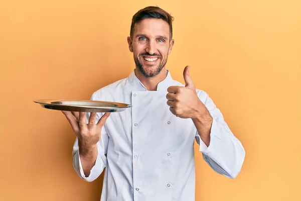 Hombre Guapo Con Barba Con Uniforme Chef Sosteniendo Bandeja Plata —  Fotos de Stock