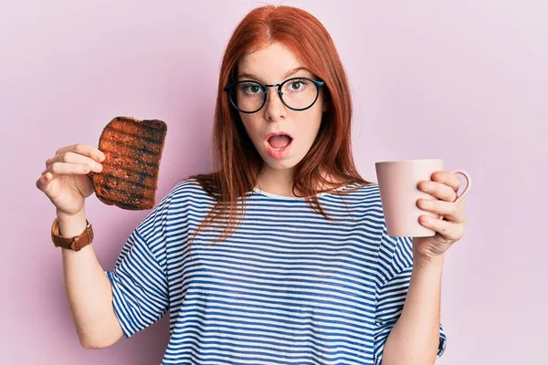 Mladá Červená Hlava Dívka Drží Spálený Toust Snídani Strach Šokován — Stock fotografie