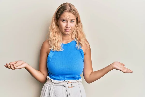 Junge Blonde Mädchen Legerer Kleidung Ahnungslos Und Verwirrt Mit Erhobenen — Stockfoto