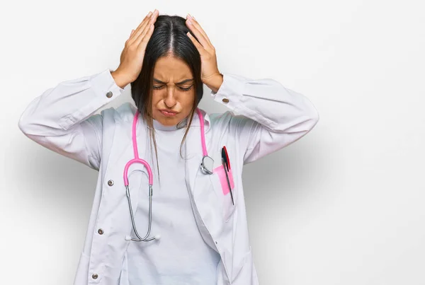 Vacker Latinamerikansk Kvinna Klädd Läkaruniform Och Stetoskop Lider Huvudvärk Desperat — Stockfoto