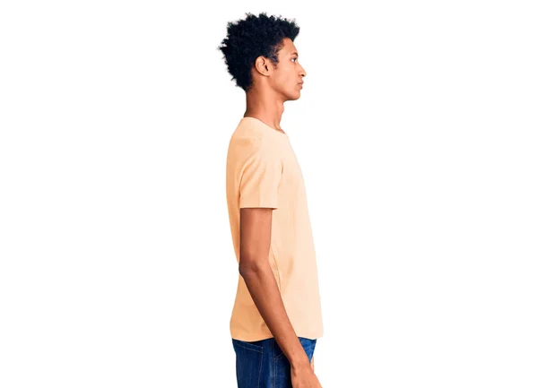 Giovane Uomo Afroamericano Indossa Abiti Casual Cercando Lato Posa Profilo — Foto Stock