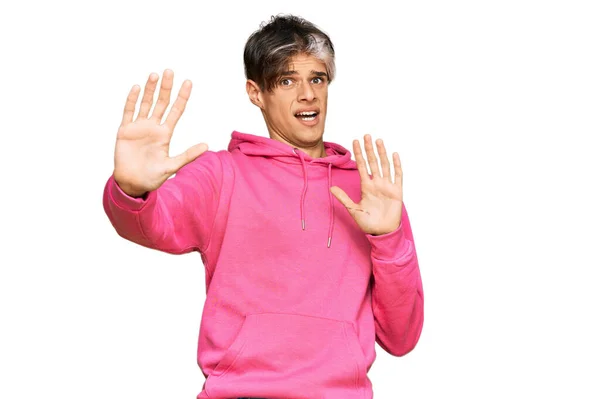 Junger Hispanischer Mann Lässigem Rosafarbenem Sweatshirt Ängstlich Und Verängstigt Mit — Stockfoto
