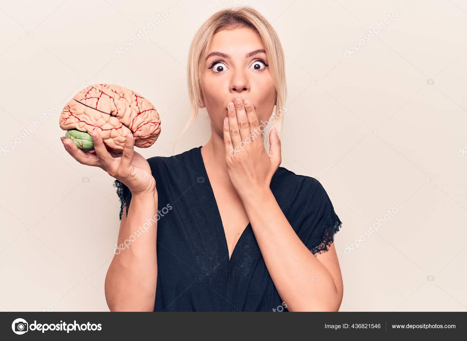 Uma Bela Garota Caucasiana Joga Xadrez Com Um Cara