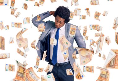 Yakışıklı Afro saçlı, iş ceketi giyen, boynu ağrıyan, elleriyle boynuna dokunan, kas ağrısı çeken Afro-Amerikan bir adam.