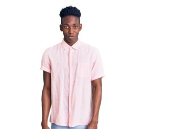 Genç Afro-Amerikalı bir adam, günlük giysiler giyiyor. Depresyonda ve endişe içinde. Kızgın ve korkmuş. hüzünlü ifade. 