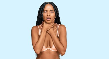 Güzel İspanyol kadın bikini giyip bağırıyor ve boğularak ölüyor çünkü boğularak can çekişiyor. Sağlık problemi. Boğulma ve intihar konsepti. 