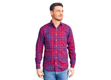 Ayılı yakışıklı genç adam rahat bir gömlek giyiyor gülümsüyor yan tarafa bakıyor ve düşünüyor.. 