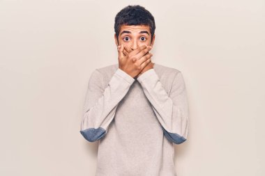 Gündelik giysiler giyen Afrikalı genç bir Amerikalı yanlışlıkla elleri ile ağzını kapatırken şok oldu. gizli kavram. 