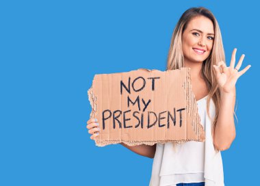 Genç, güzel, sarışın bir kadın, elinde benim başkanlık afişimi tutmuyor. Tamam imzasını atıyor, parmaklarıyla gülüyor. 