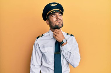 Yakışıklı İspanyol pilot üniforması giyiyor. Ağrılı boyuna dokunuyor. Grip, mantar ve enfeksiyon yüzünden boğaz ağrısı çekiyor. 