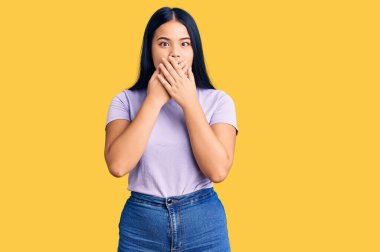 Gündelik giysiler giyen güzel Asyalı kız yanlışlıkla elleriyle ağzını kapatırken şok oldu. gizli kavram. 
