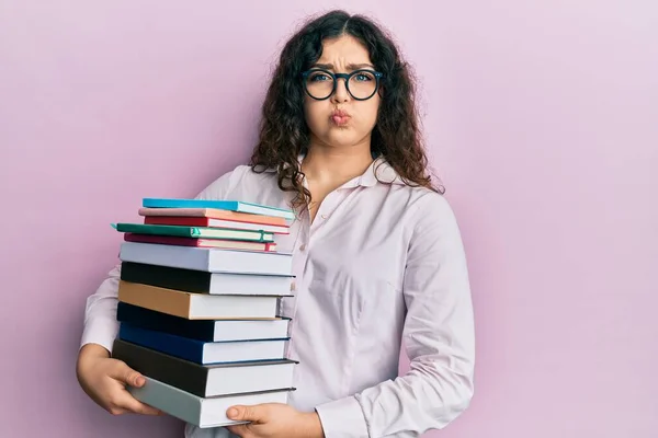 Joven Morena Con Pelo Rizado Sosteniendo Montón Libros Hinchando Mejillas — Foto de Stock