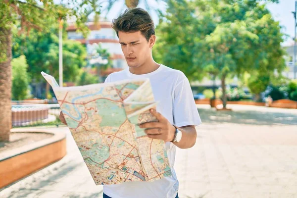 Joven Hombre Caucásico Con Expresión Seria Sosteniendo Mapa Ciudad Parque —  Fotos de Stock