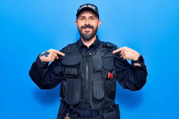 Mladý Pohledný Muž Policejní Uniformě Vypadá Sebevědomě Úsměvem Tváři Ukazuje — Stock fotografie