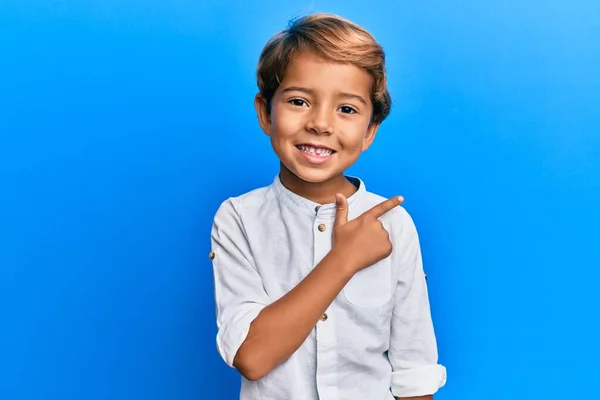 Liebenswertes Lateinisches Kind Lässiger Kleidung Lächelt Fröhlich Und Zeigt Mit — Stockfoto