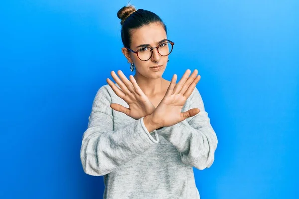 Junge Hispanische Frau Trägt Lässige Kleidung Ablehnung Ausdruck Verschränkte Arme — Stockfoto