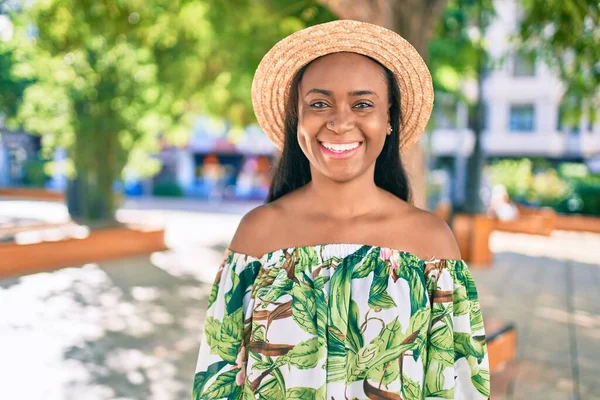 Junge Afrikanisch Amerikanische Touristin Urlaub Lächelt Glücklich Durch Die Stadt — Stockfoto