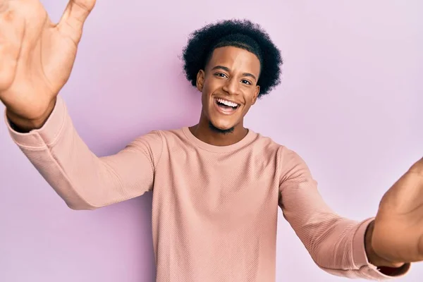 African American Man Afro Hair Wearing Casual Clothes Looking Camera — Stock Photo, Image