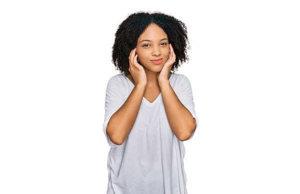 Ung Afrikansk Amerikansk Flicka Bär Casual Kläder Täcker Öronen Med — Stockfoto