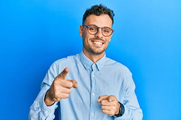 Gündelik Kıyafetler Giyen Gözlüklü Genç Spanyol Adam Mutlu Komik Yüzlü — Stok fotoğraf