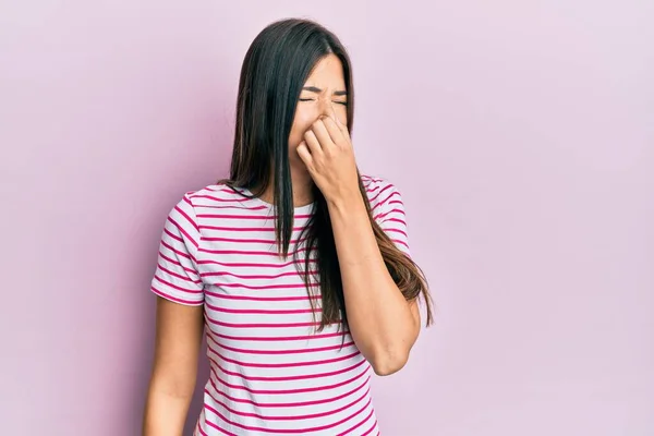 Young Brunette Woman Wearing Casual Clothes Pink Background Smelling Something — 图库照片