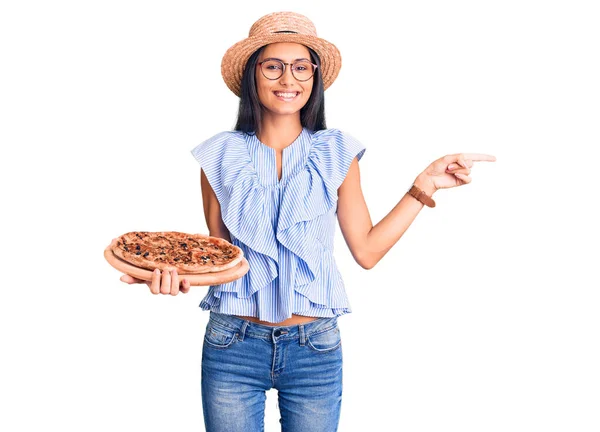 Young Beautiful Latin Girl Wearing Summer Hat Glasses Holding Pizza — ストック写真