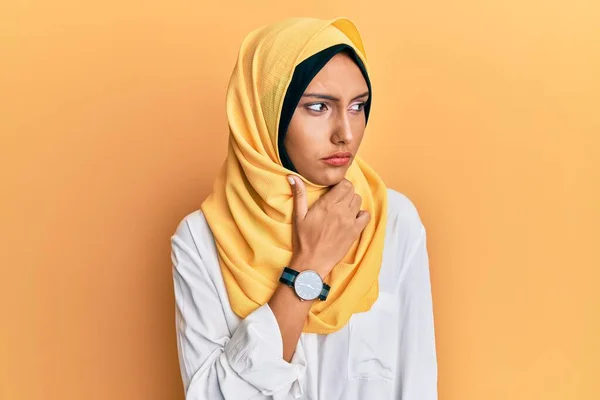 若いブルネットのアラブ女性は痛みを伴う首に触れる伝統的なイスラムヒジャーブスカーフを身に着けています インフルエンザのための喉の痛み 雲と感染症 — ストック写真