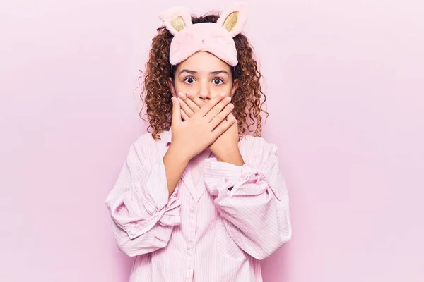 Belle Petite Fille Aux Cheveux Bouclés Portant Masque Sommeil Pyjama — Photo