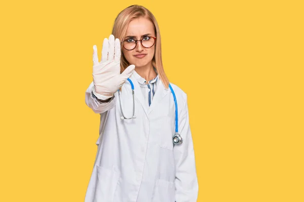 Mooie Blanke Vrouw Draagt Doktersuniform Stethoscoop Doet Stoppen Met Zingen — Stockfoto