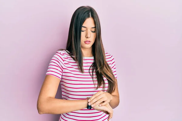 Mujer Morena Joven Que Usa Ropa Casual Sobre Fondo Rosa —  Fotos de Stock