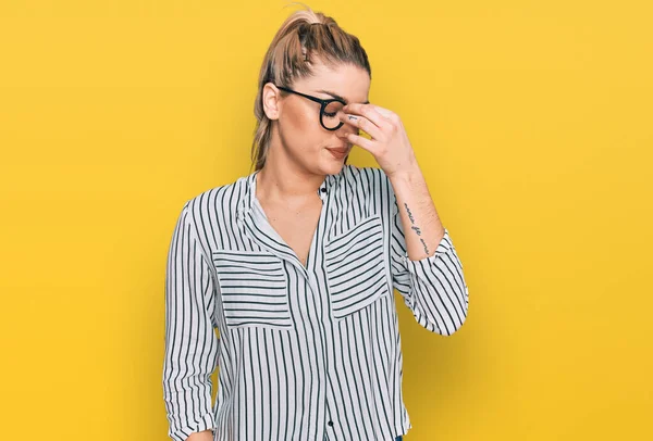 Mujer Caucásica Joven Con Camisa Negocios Gafas Cansadas Frotando Nariz —  Fotos de Stock