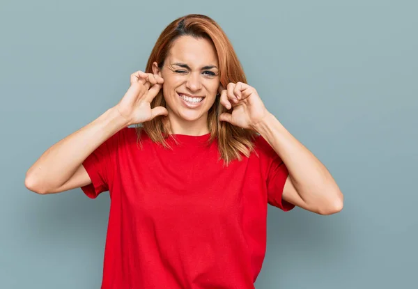 Spaanse Jonge Vrouw Draagt Casual Rood Shirt Dat Oren Bedekt — Stockfoto