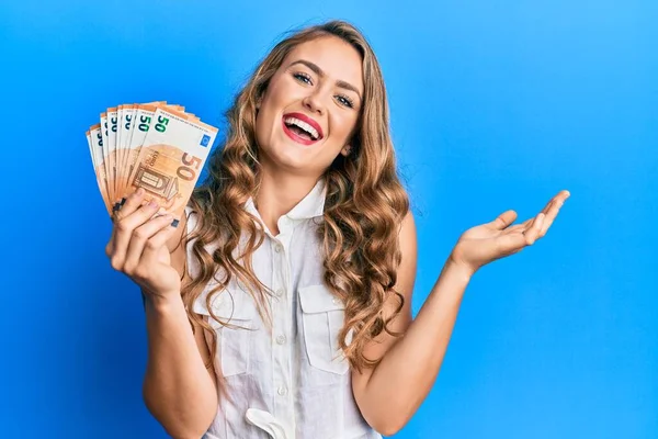 Chica Rubia Joven Sosteniendo Billetes Euros Celebrando Logro Con Sonrisa — Foto de Stock
