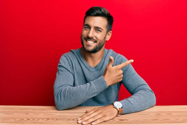 Hombre Hispano Guapo Usando Estilo Casual Sentado Mesa Alegre Con — Foto de Stock