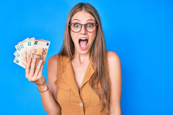Chica Rubia Joven Sosteniendo Billetes Euros Celebrando Loco Sorprendido Por —  Fotos de Stock
