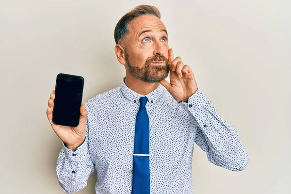 Yakışıklı Orta Yaşlı Bir Adamı Elinde Akıllı Bir Telefonla Boş — Stok fotoğraf