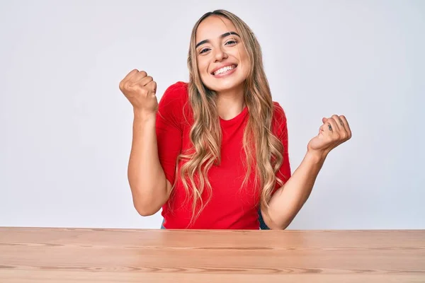 Joven Hermosa Mujer Rubia Con Ropa Casual Sentada Mesa Gritando —  Fotos de Stock