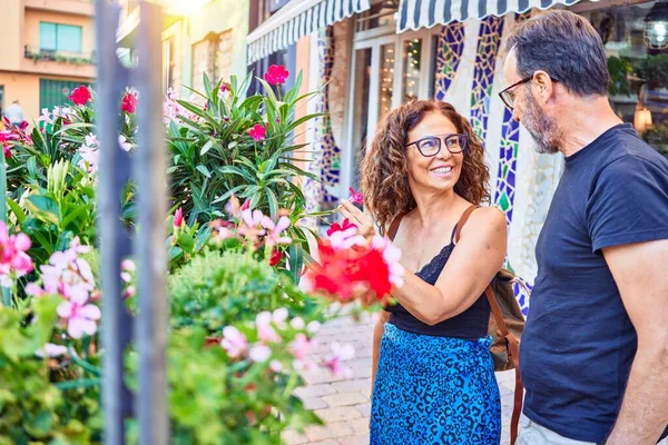 Couple Âge Moyen Souriant Joyeux Fleurs Recherche Fleuriste Debout Avec — Photo