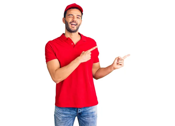 Joven Hombre Hispano Guapo Llevando Uniforme Mensajero Reparto Sonriendo Mirando — Foto de Stock