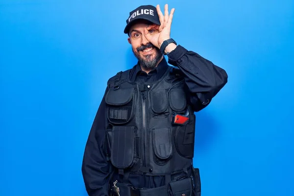Mladý Pohledný Muž Policejní Uniformě Úsměvem Šťastný Dělá Znamení Rukou — Stock fotografie