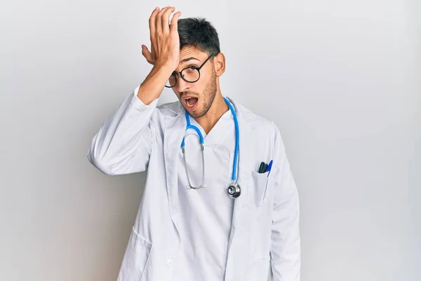 Jovem Homem Bonito Vestindo Uniforme Médico Estetoscópio Surpreso Com Mão — Fotografia de Stock